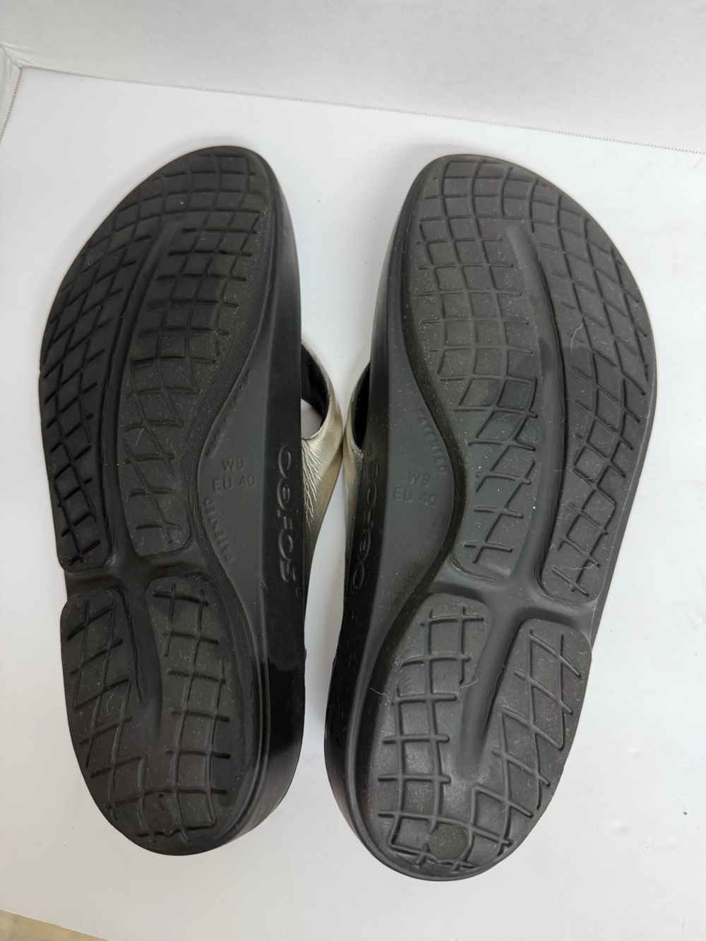 Oofos "Oolala" Silver Black Recovery Thong Sandals Women's 9 - Picture 7 of 8